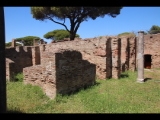 07151 ostia - regio i - insula xii - sede di una corporazione (i,xii,8) - westlichster raum an der suedseite - bli ri nordosten - 06-2024.jpg